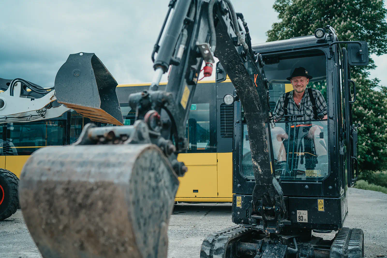 Baggerschein für Erdbaumaschinen, ein Teilnehmer bedient einen Minibagger im Bedienerkurs.