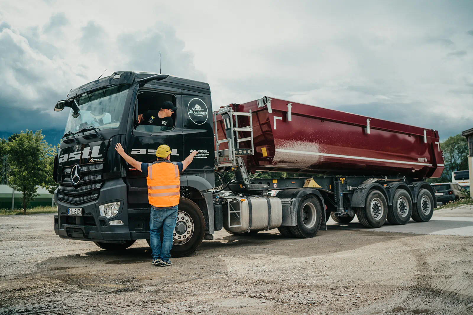 Beschleunigte Grundqualifikation LKW, Ausbilder Andreas Heppel weist einen Teilnehmer am Sattelzug ein.