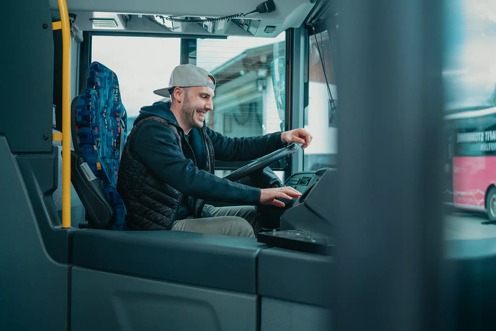 Fahrschüler am Steuer eines Busses während der Ausbildung bei der Fahrschule Heppel.