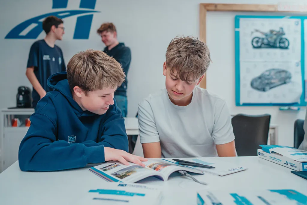 Fahrschüler der Fahrschule Heppel in Oberaudorf lernen gemeinsam mit dem Lehrbuch.